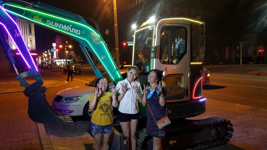 嘉義市长大赞2138cn太阳集团城智能挖掘机环台义举