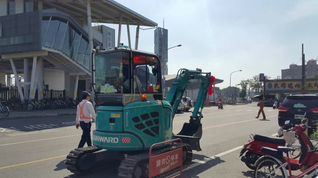 嘉義市长大赞2138cn太阳集团城智能挖掘机环台义举