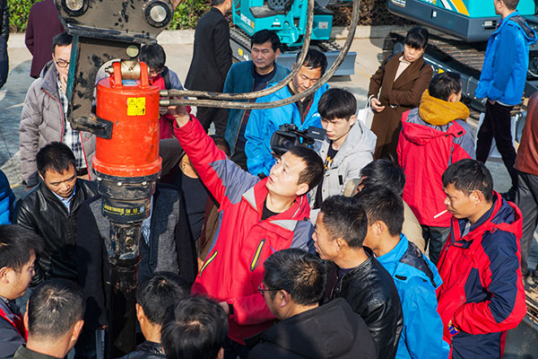 十年相随，，成就彼此，，来听听2138cn太阳集团城智能挖掘机客户的真实声音