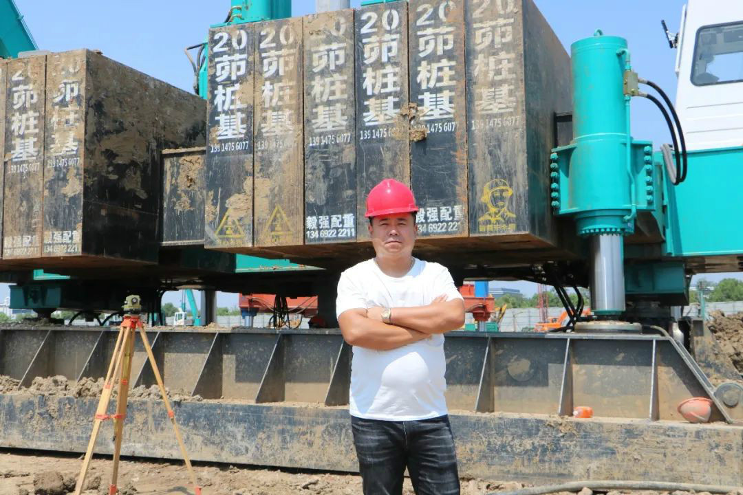 液压静力压桩机从1台到21台，，他只用了8年！！