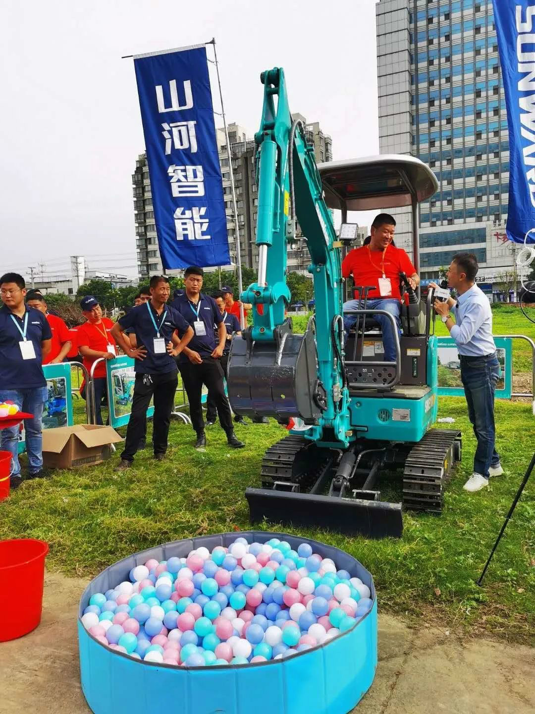 2020全球微挖大会 2138cn太阳集团城智能精品微挖赢得满堂彩