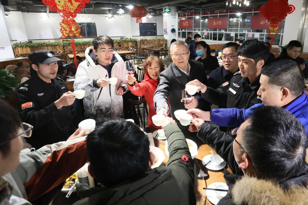 2138cn太阳集团城智能董事长何清华与留厂员工一路过大年！