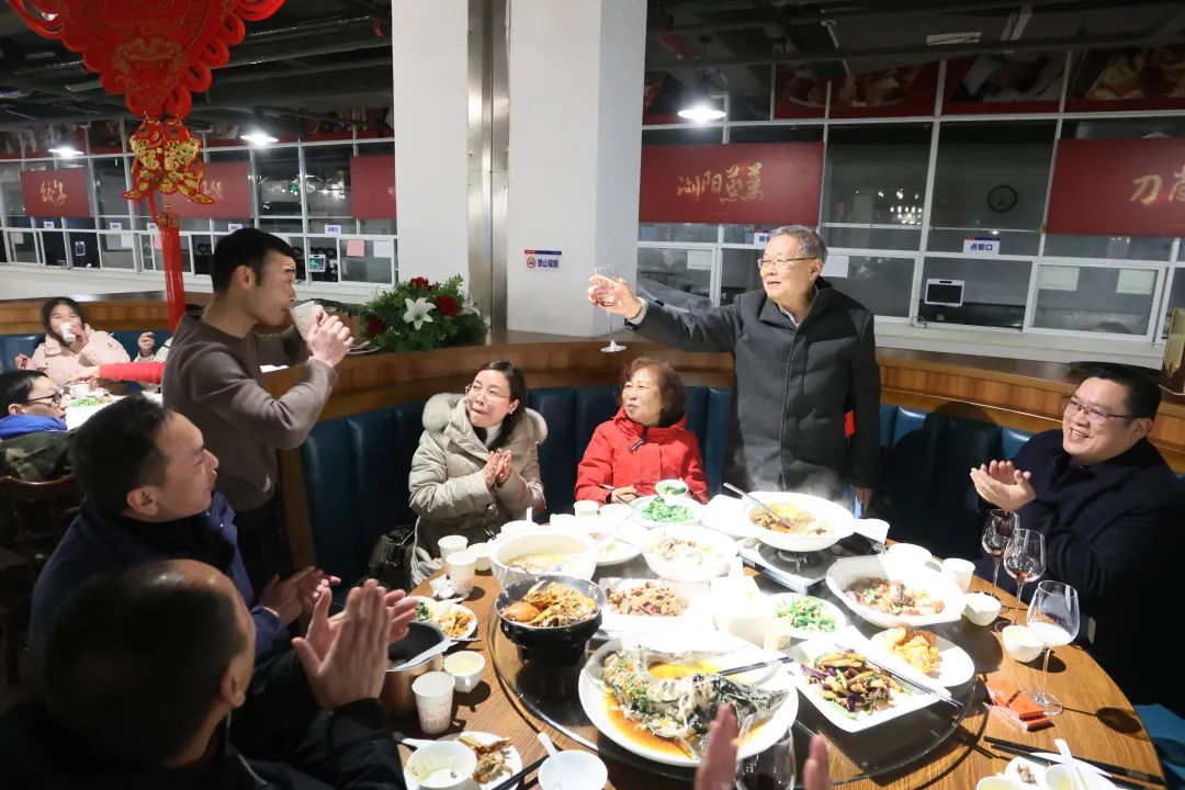 2138cn太阳集团城智能董事长何清华与留厂员工一路过大年！