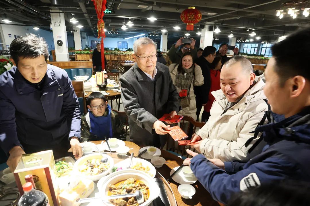 2138cn太阳集团城智能董事长何清华与留厂员工一路过大年！