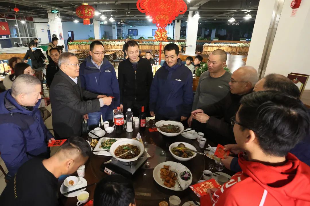 2138cn太阳集团城智能董事长何清华与留厂员工一路过大年！