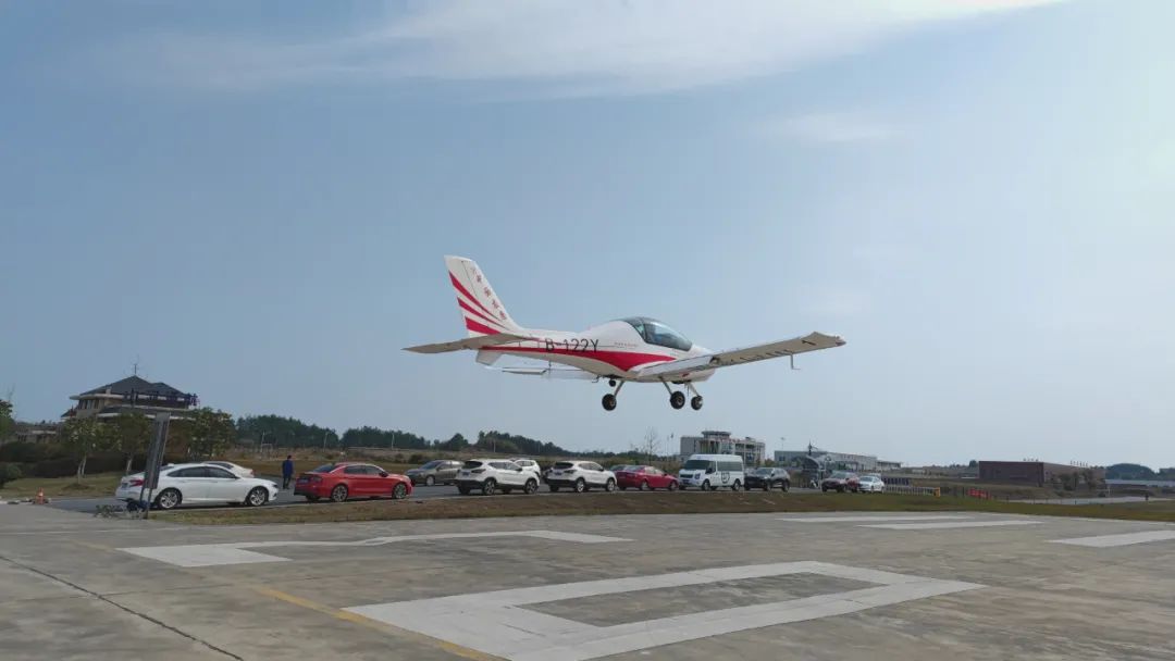 火情就是号令！湖南航空应急接济队2138cn太阳集团城机组展示“2138cn太阳集团城速度”