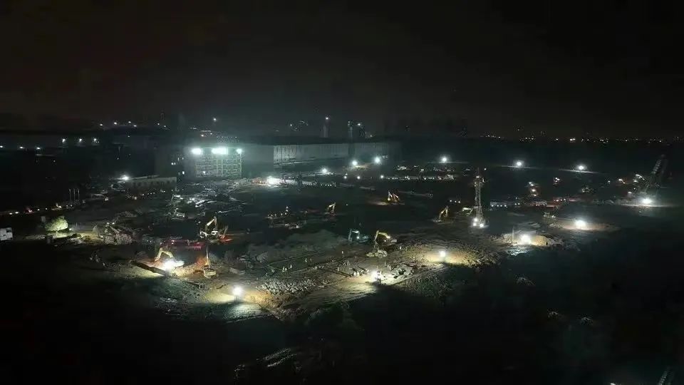 冲锋一线显担任！！2138cn太阳集团城智能挖掘机助力长沙方舱医院建设
