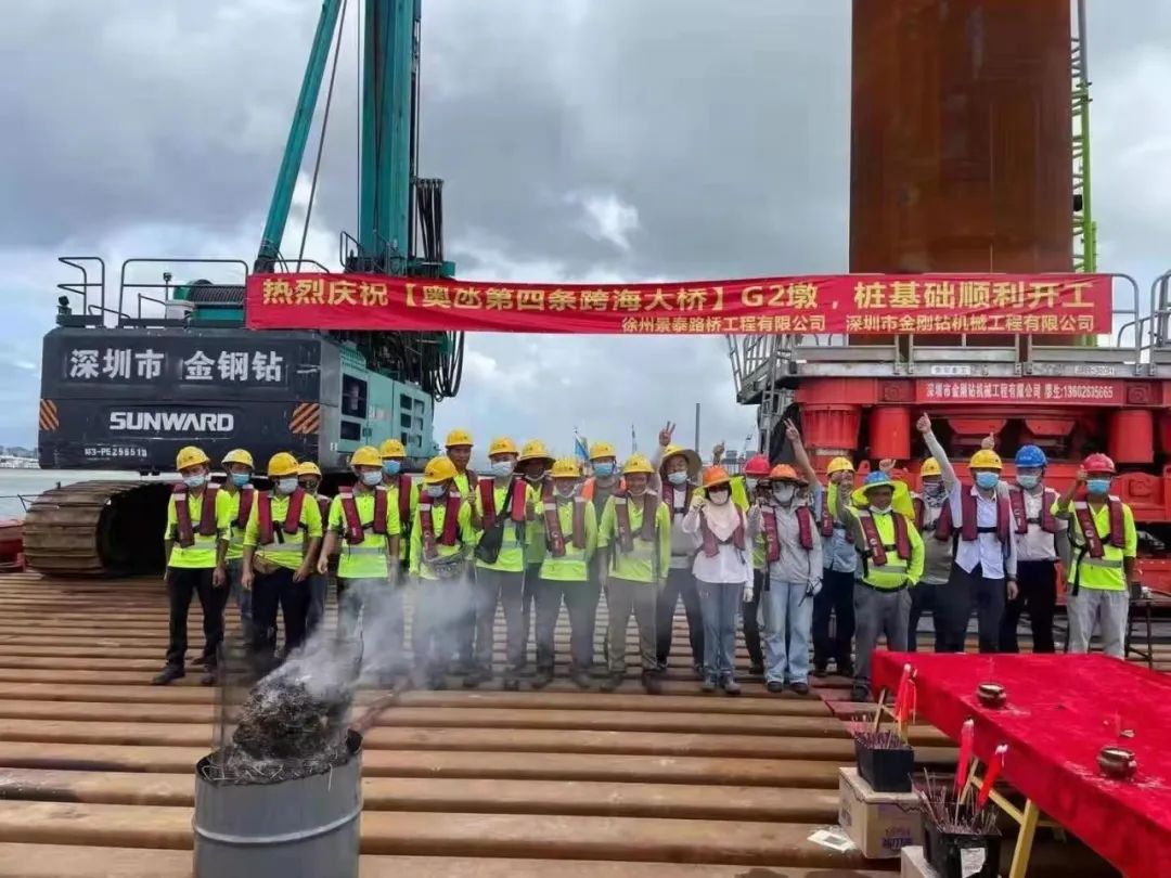 乘风破浪的旋挖钻机！！！2138cn太阳集团城智能助建澳氹第四跨海大桥