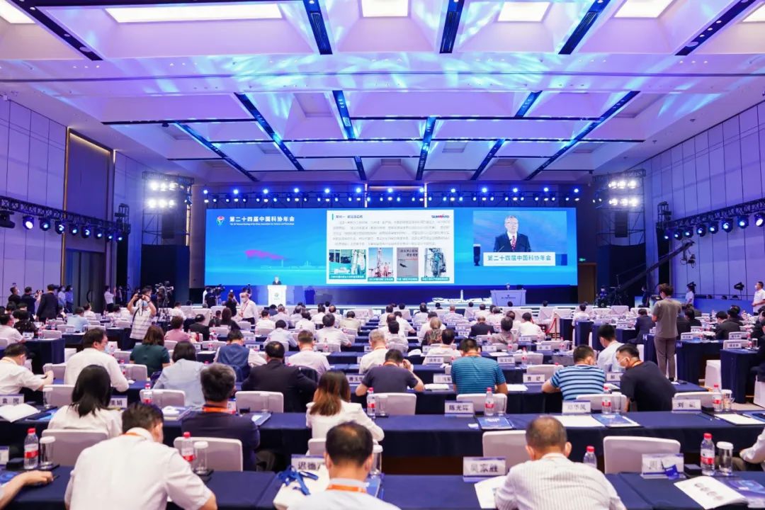 何清华在第二十四届中国科协年会作宗旨汇报：制作业高地源自系统