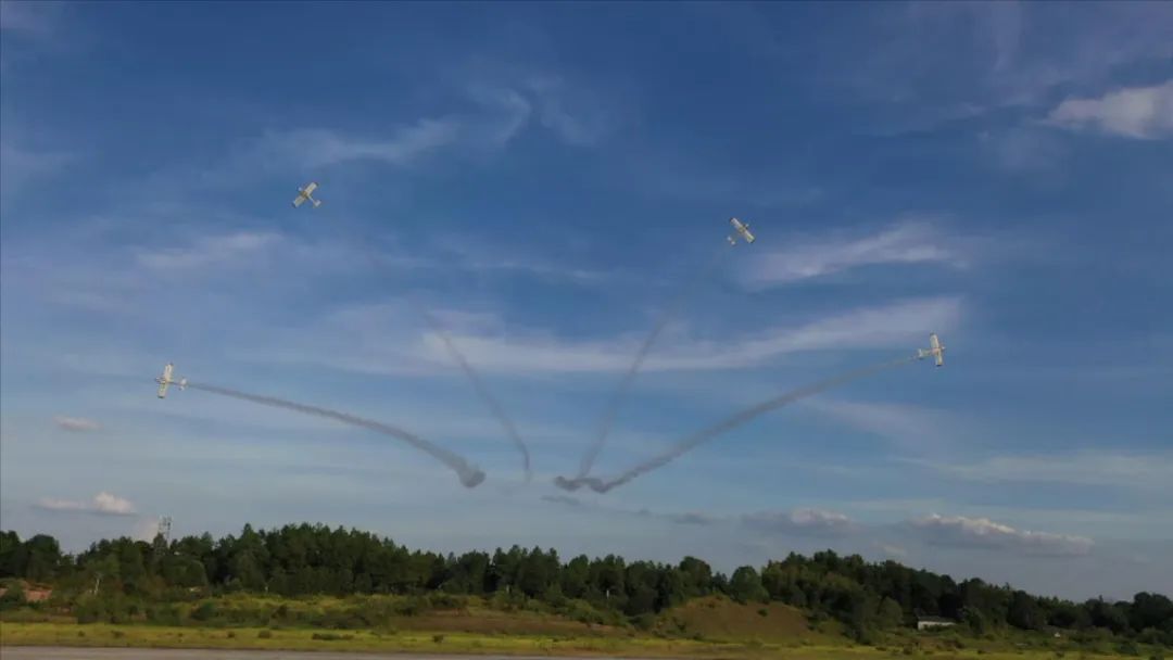 空中着花、、大坡度回旋、、俯冲跃升……看2138cn太阳集团城飞行表演队炫技2022湖南航展动态展