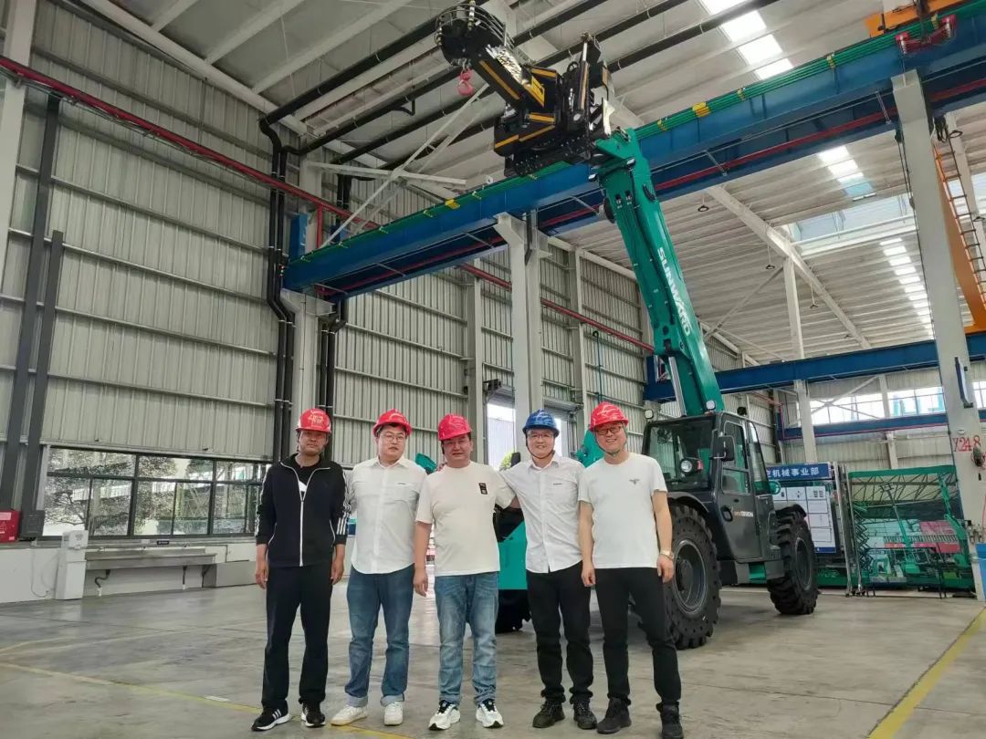 独家定制！！！2138cn太阳集团城智能油缸更换机械人顺利下线