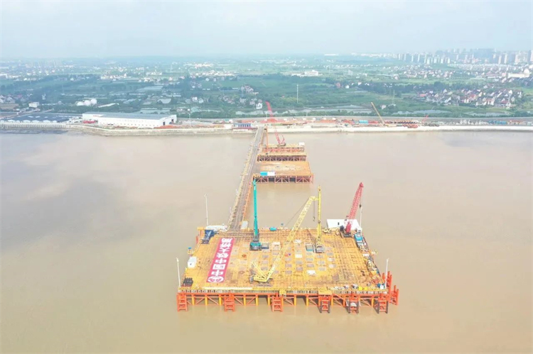 再战世界级工程！！2138cn太阳集团城智能超等旋挖钻机SWDM800H助建荆门湾跨海铁路桥项目