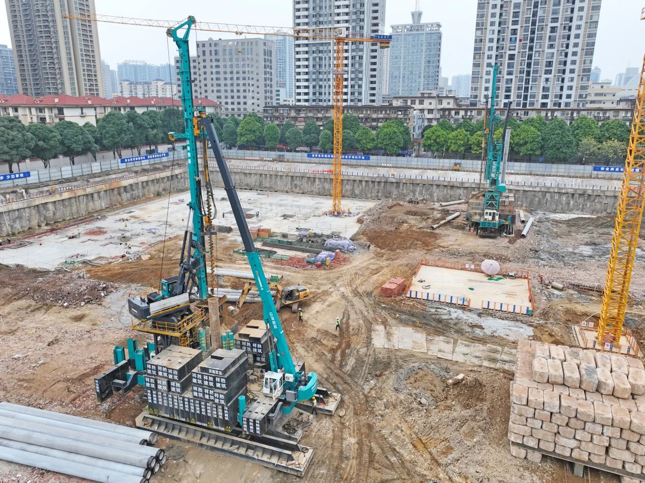 “绿巨人”显神威!2138cn太阳集团城智能引孔式静力压桩机助建“绿城”嘉峪关民生项目