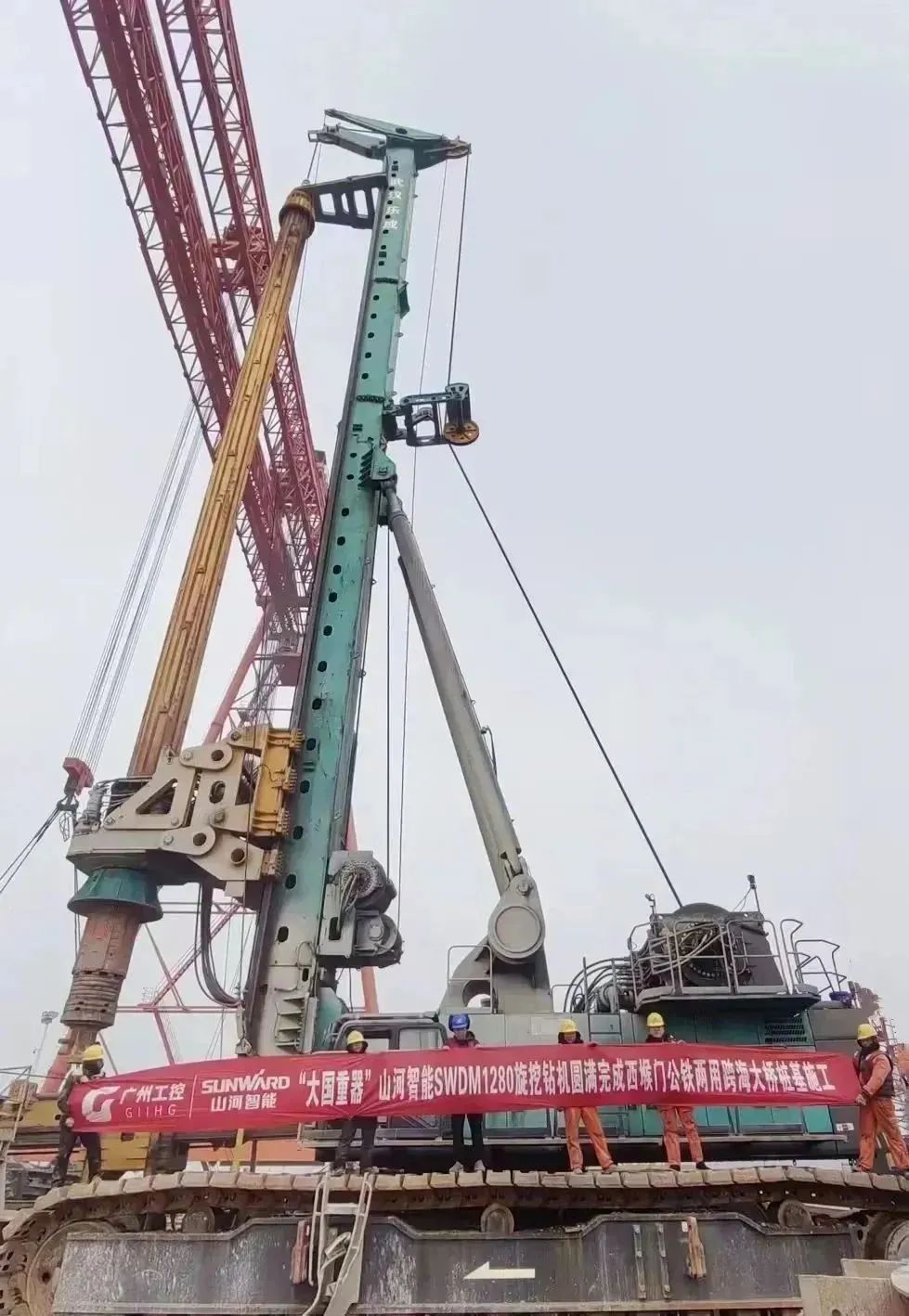 全面得胜!!2138cn太阳集团城智能超等旋挖钻机圆满实现甬舟铁路西堠门公铁两用大桥桩基施工工作