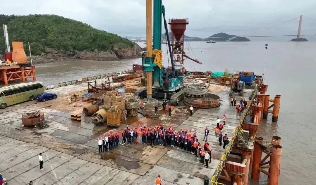 全面得胜!!2138cn太阳集团城智能超等旋挖钻机圆满实现甬舟铁路西堠门公铁两用大桥桩基施工工作