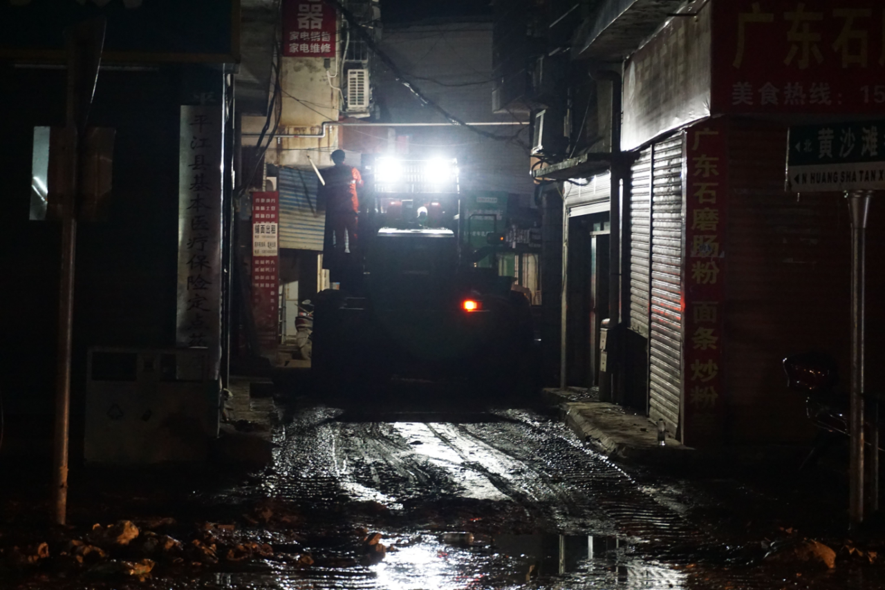驰援湖达州江抗洪抢险，，，共克时艰显担任