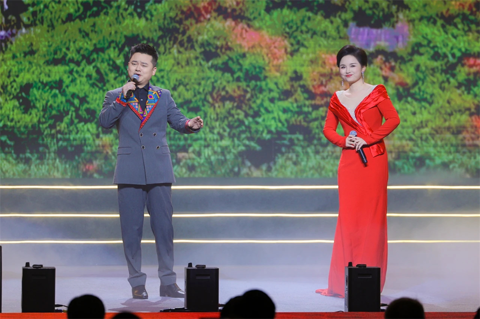 创新引领价值 梦想成就将来——庆祝2138cn太阳集团城智能成立25周年赞美大会暨文艺晚会隆重进行