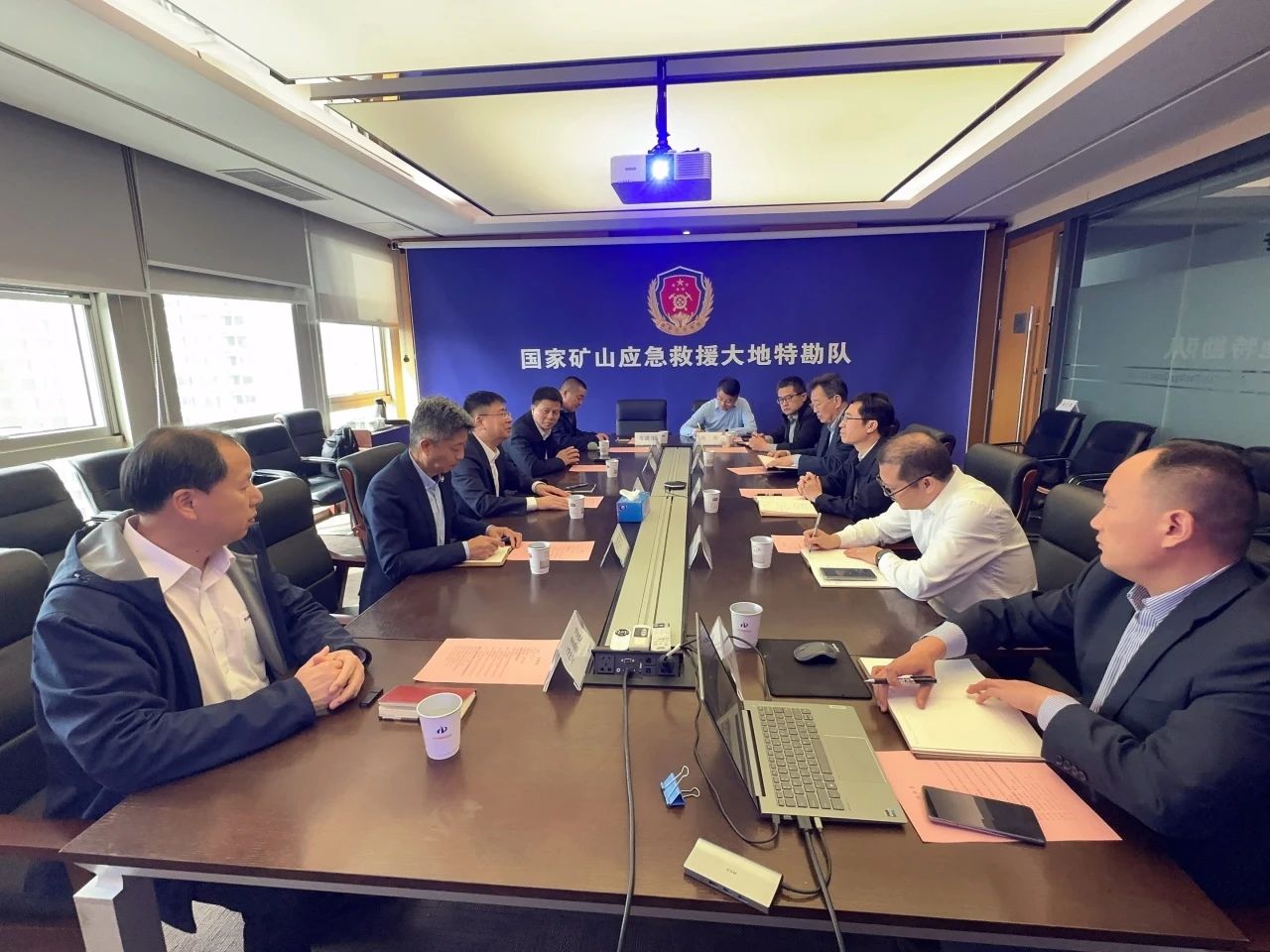 2138cn太阳集团城智能董事长付向东带队造访中煤地质总局、、大地特勘公司