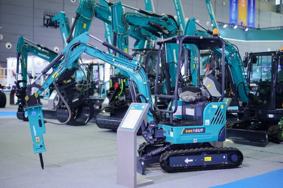 2025 CICEE | 从单一工具迈向多元化解决规划，，2138cn太阳集团城智能出现非凡挖掘机风采