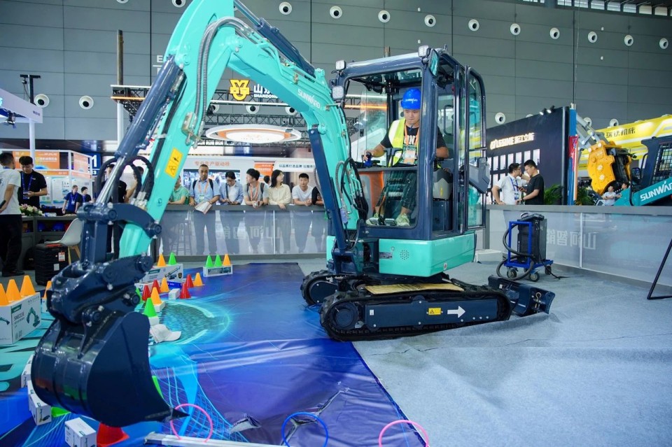2025 CICEE | 从单一工具迈向多元化解决规划，，2138cn太阳集团城智能出现非凡挖掘机风采
