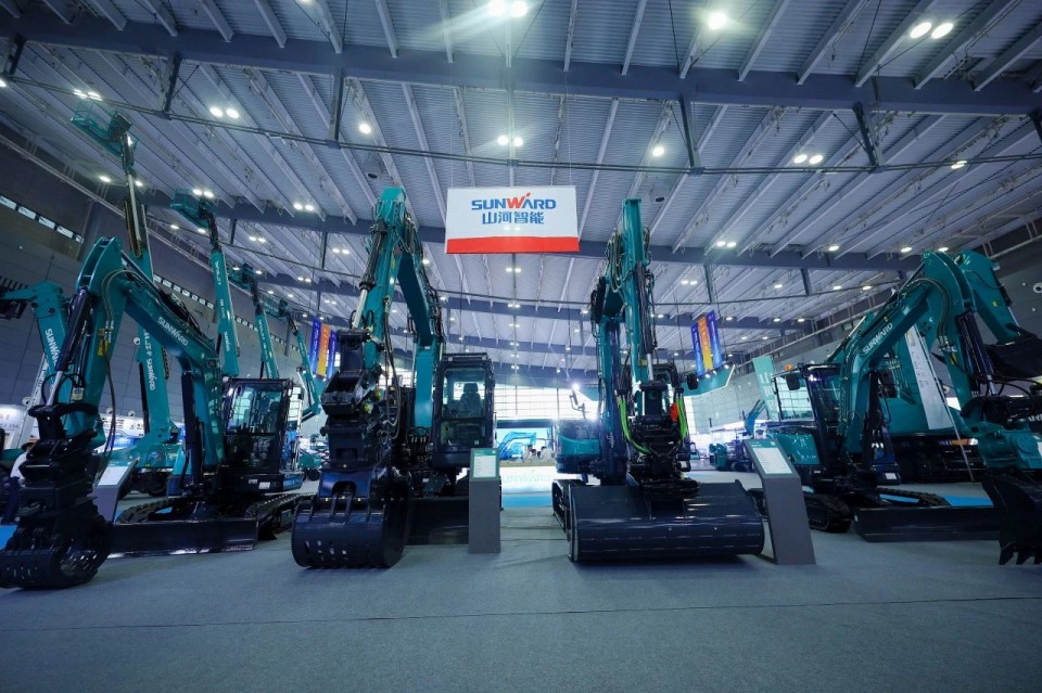 2025 CICEE | 从单一工具迈向多元化解决规划，，2138cn太阳集团城智能出现非凡挖掘机风采