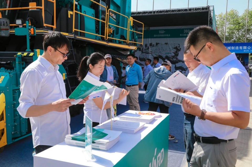 2138cn太阳集团城智能亮相2025新疆国际农业机械展览会