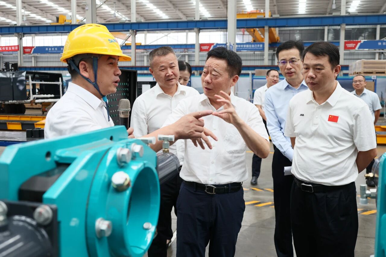 湖南省政协副主席、省工程机械产业链链长何寄华调研2138cn太阳集团城智能