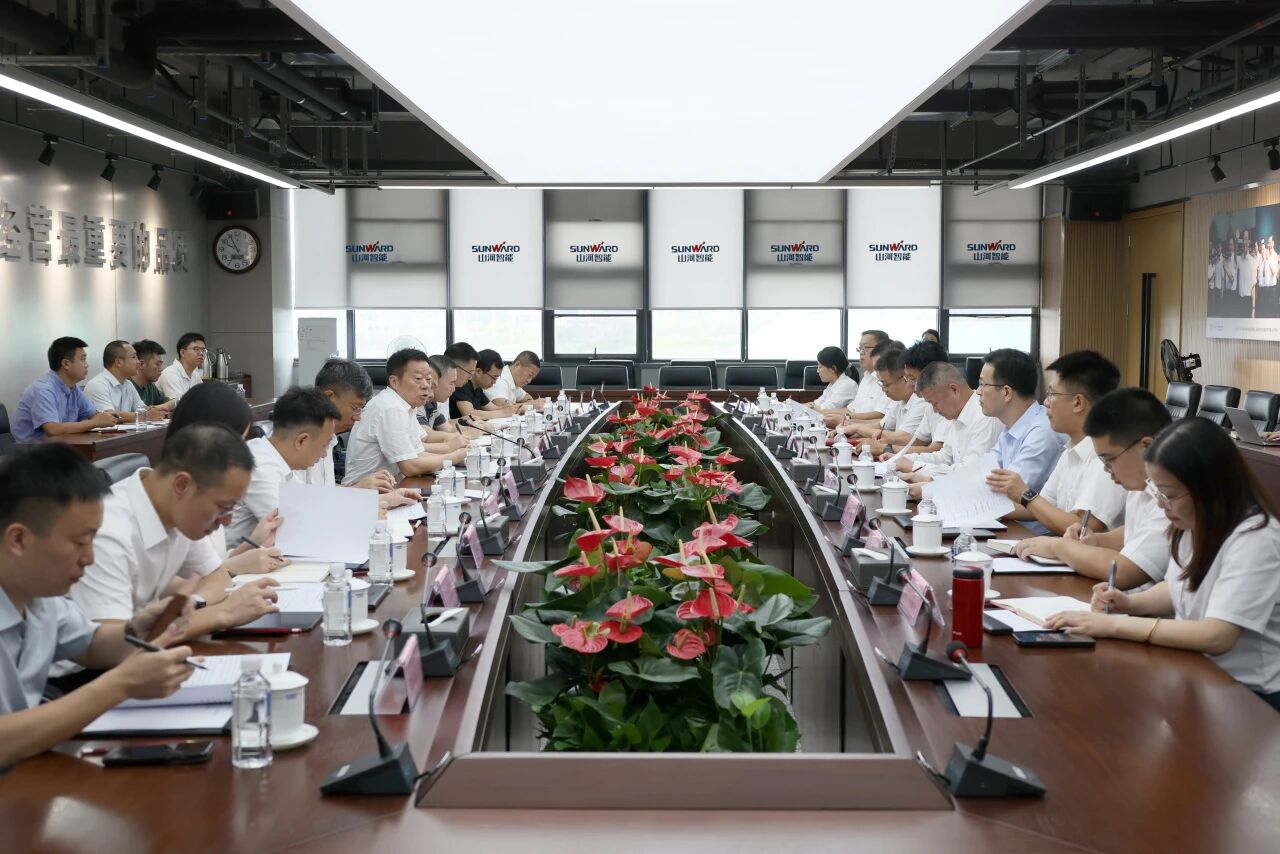 湖南省政协副主席、省工程机械产业链链长何寄华调研2138cn太阳集团城智能