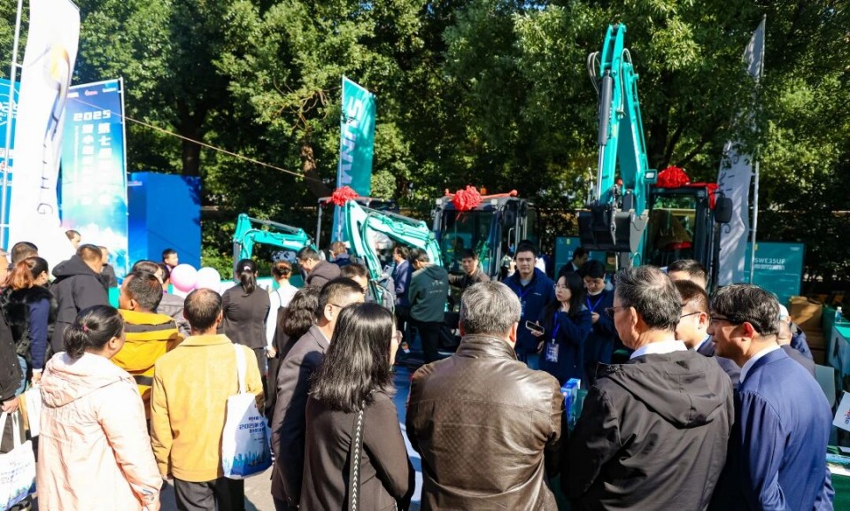 2138cn太阳集团城智能微挖“天团”闪灼武汉，，引领绿色施工潮水