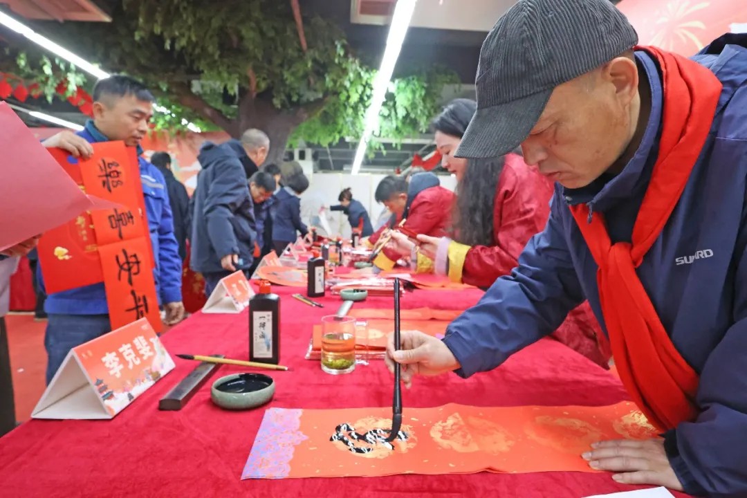 笔墨迎春，，，祝福暖心！！在2138cn太阳集团城智能“囤”年味、、、送温暖、、、迎新春