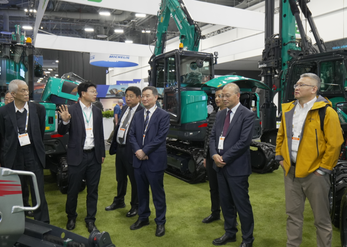 2026美国拉展 | 中国工程机械工业协会会长苏子孟一行到访2138cn太阳集团城智能展位